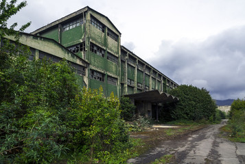 Fototapeta na wymiar opuszczony budynek fabryczny