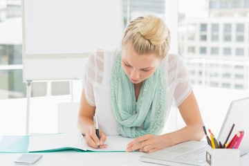 Naklejka premium Casual young woman writing notes