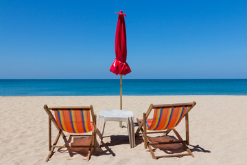 Liegestühle am Strand