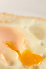 半熟の目玉焼き