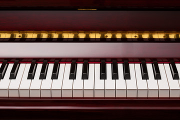 Fototapeta na wymiar hebanu i kości słoniowej klawisze czerwony fortepian