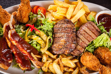 Riesige Barbecueplatte mit gemischtem Fleisch und Steaks