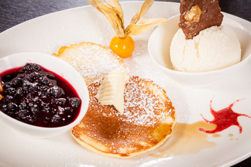 Leckere süße Pfannkuchen als Desser mit Vanilleeis
