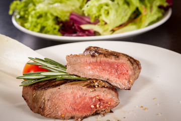 Medium gebratenes rindersteak filet mit Pfeffer und rosmarin auf