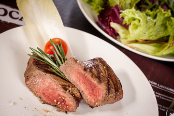 Medium gebratenes rindersteak filet mit Pfeffer und rosmarin auf