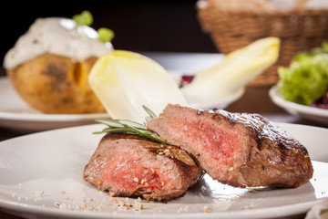 Medium gebratenes rindersteak filet mit Pfeffer und rosmarin auf