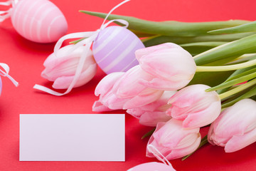 rosane Tulpen mit ostereiern dekoriert als Nahaufnahme mit Textf