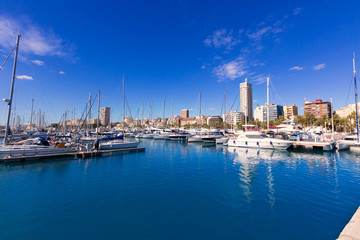 Fototapeta na wymiar Alicante łodzi Port Marina w śródziemnomorskiej Hiszpanii