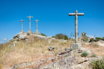 cruces sobre colina