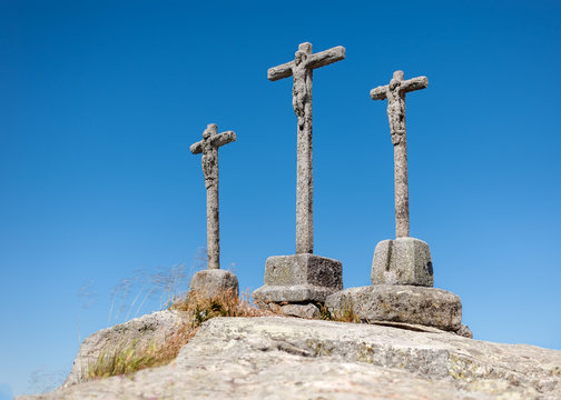 tres cruces sobre colina