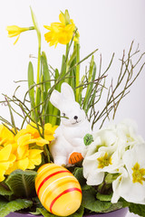 Buntes Ostergesteck mit Osterhase