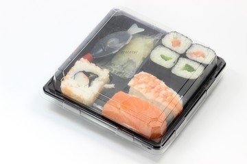 Sushibox isoliert auf weißem Hintergrund