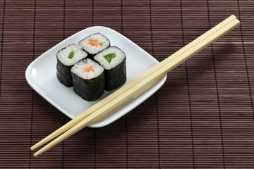 Sushi mit Stäbchen