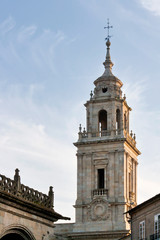 Fototapeta na wymiar Wieża katedry w Lugo w niebie