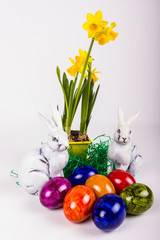 Osterglocke mit zwei Osterhasen und Ostereiern