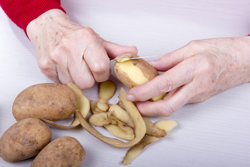 Kartoffel schälen mit einem Messer