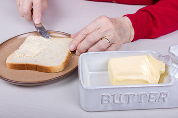 Ein Weißbrot mit Butter schmieren