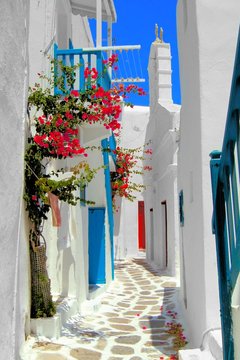 Fototapeta Whitewashed street in the old town of Mykonos, Greece