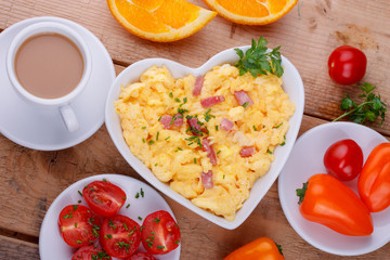 Herzhaftes Frühstück  - Rührei, Schinken, Kaffee