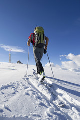 Fototapeta na wymiar scialpinista ascende verso la vetta, Alpi italiane