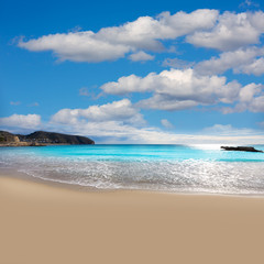 Fototapeta na wymiar Moraira plaża Playa la Ampolla Teulada Alicante w Hiszpanii