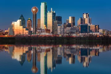 Fototapete Stadtgebäude Die Skyline von Dallas spiegelt sich bei Sonnenuntergang im Trinity River