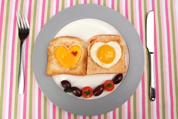 Scrambled eggs with bread on plate, on color napkin