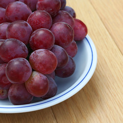 uva rossa da tavola su piatto
