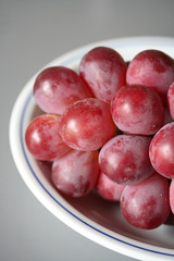 uva rossa da tavola su piatto