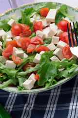 Insalata, lattuga, tofu e pomodori
