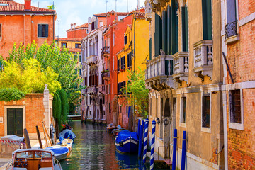 Fototapeta na wymiar multicolored houses astride one of Venetian canals.