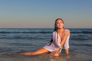 Fototapeta na wymiar Young woman at the beach