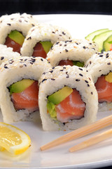 Sushi roll de salmón con aguacate,comida japonesa.