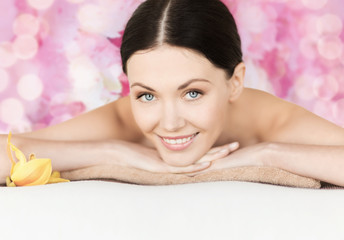 Obraz na płótnie Canvas smiling woman in spa salon