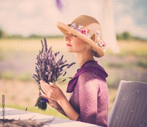 девушка на поле в соломенной шляпке бесплатно