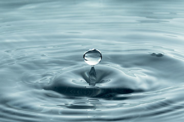 Fototapeta na wymiar Water droplet