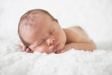 Newborn Baby in Bauchlage Kopf liegt seitlich