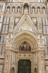 Fototapeta na wymiar Fasada Bazyliki Matki Boskiej z Kwiat we Florencji