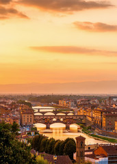Fototapeta na wymiar Złoty zachód słońca nad rzeką Arno, Florencja, Włochy