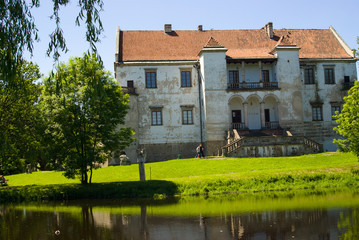 Fototapeta na wymiar Zabytkowy zamek-muzeum w Szydłowcu
