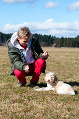 Teenager mit Hund
