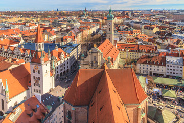 Fototapeta na wymiar Monachium Panorama z starego ratusza, kościoła Ducha Świętego i Viktu