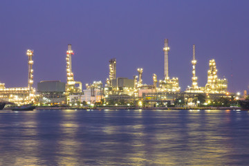 Obraz premium Oil refinery at twilight Bangkok Thailand