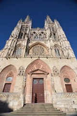 fachada principal de catedral gotica en burgos