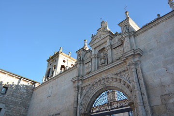 Arco y muro de pìedra en edificio antiguo en burgos
