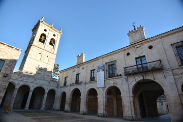 Fototapeta na wymiar Budynki z kamienia na terenie kampusu Uniwersytetu w Burgos