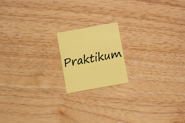 Holzbrett mit Praktikum