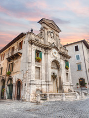 Fototapeta na wymiar fontanna i wieża zegarowa w Spoleto, Włochy