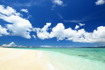 Obraz premium 南国沖縄の綺麗な珊瑚の海と夏空