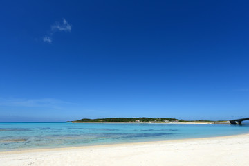 美しい沖縄のビーチと夏空